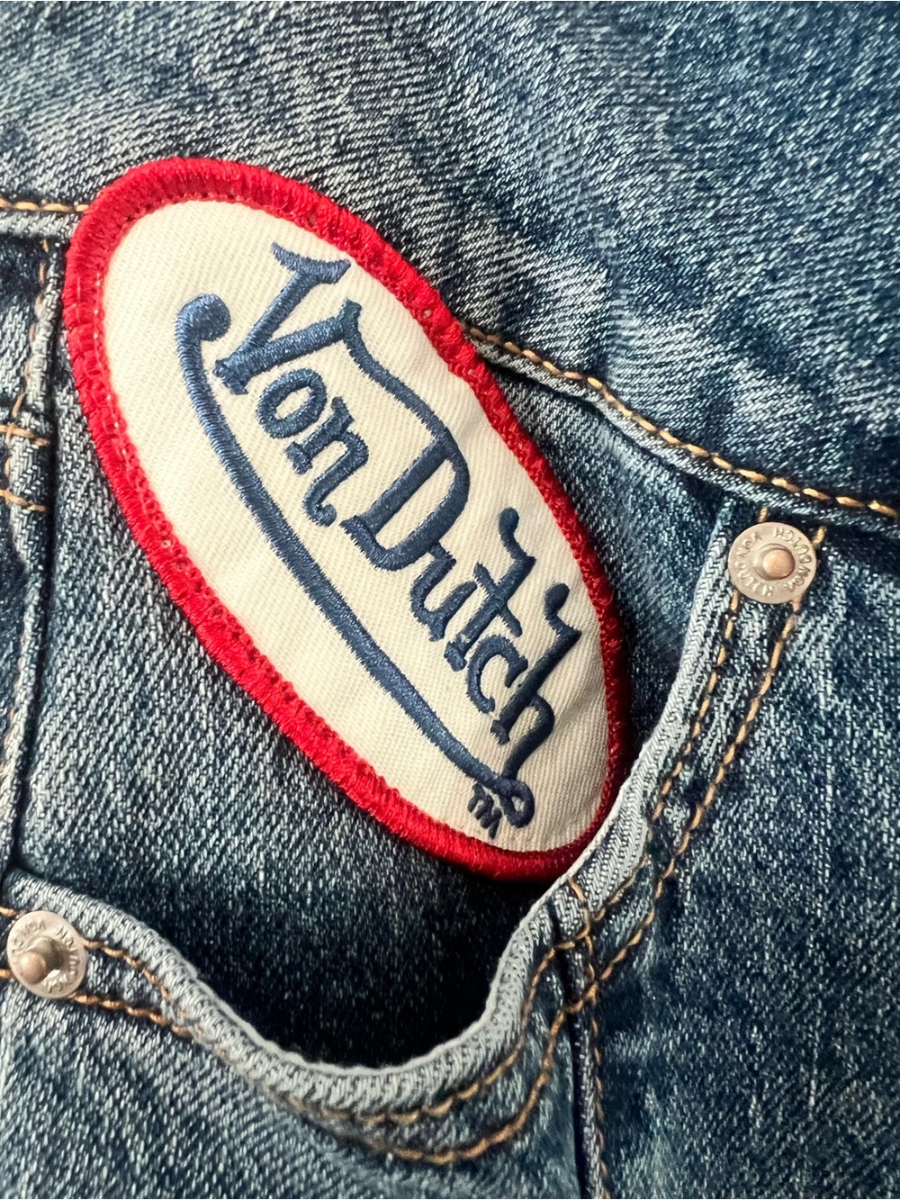 Von Dutch Y2K Seamed Bootcut Jeans NWT Sz 27 Logo Patch Graphic Low Rise - Picture 4 of 13